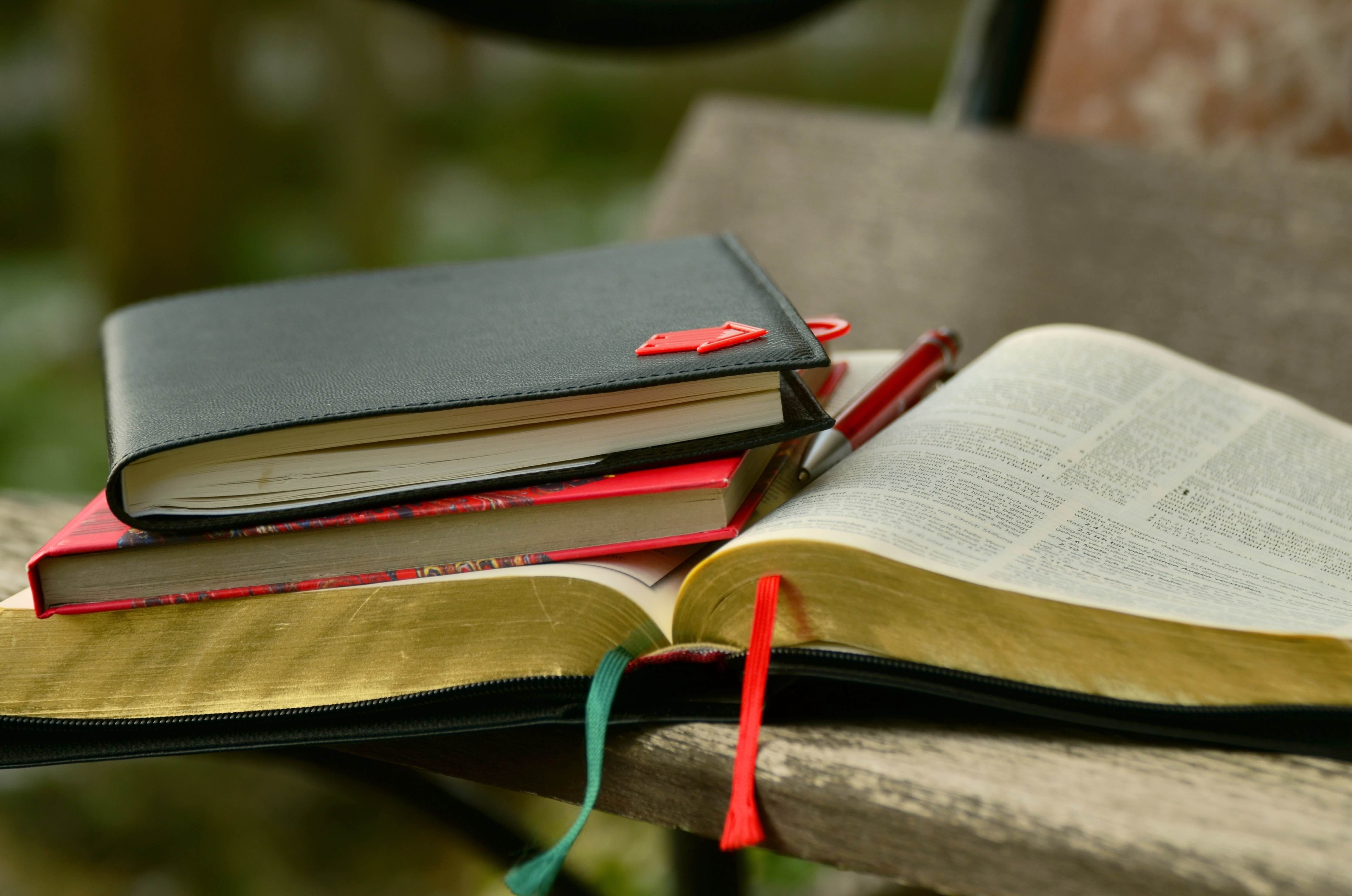 Bibel mit Licht